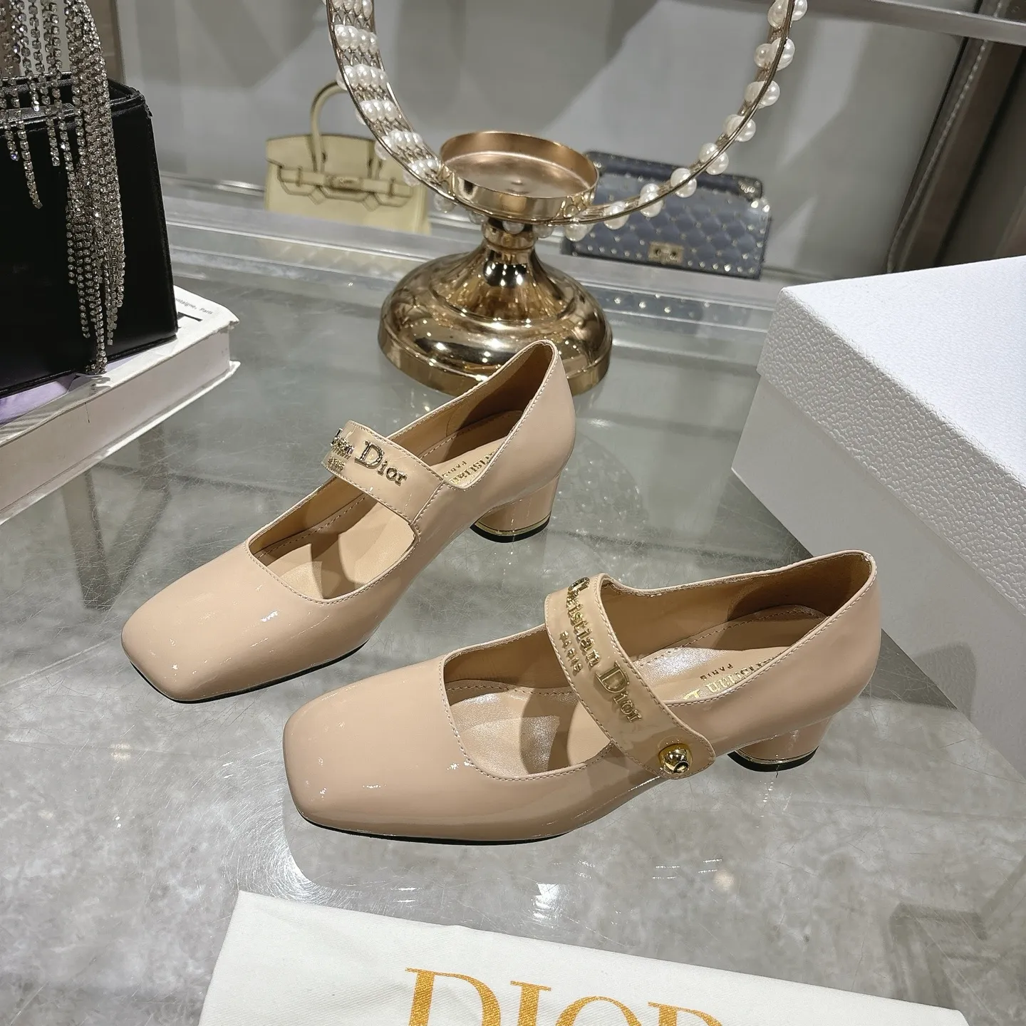 💕💕Factory direct selling price p560💕💕 💕25ss early spring new Dior Dior D-My hardware letter square toe high heels 👠This My Dior high heels are a new product in the 2025 spring and summer ready-to-wear series, showing exquisite elegance. Carefully crafted from cow leather, it is embellished with gold buckles and a metallic Christian Dior Paris logo, making it highly recognizable and highlighting Dior's extraordinary craftsmanship. Graphic style heels complement each other, making the fashionable design more elegant. Upper: cow patent leather. Inner foot pad: sheepskin. Sole: Italian genuine leather outsole. Heel height: 4cm 7.5cm. Size: 35-39 (34.40.41. Customized items are non-refundable)